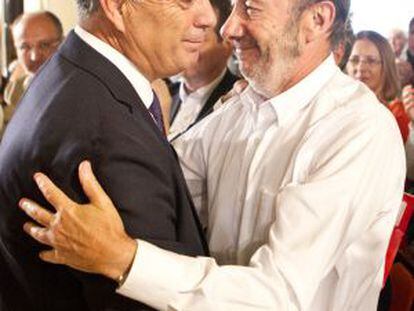 Alfredo Pérez Rubalcaba arropa a Pachi Vázquez en su designación por el PSdG como candidato a la presidencia de la Xunta en octubre de 2012.