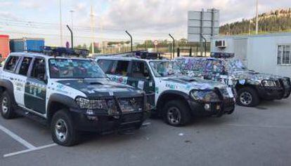 As&iacute; quedaron tres de los coches de los guardias civiles que acudieron a la sede de Econom&iacute;a.