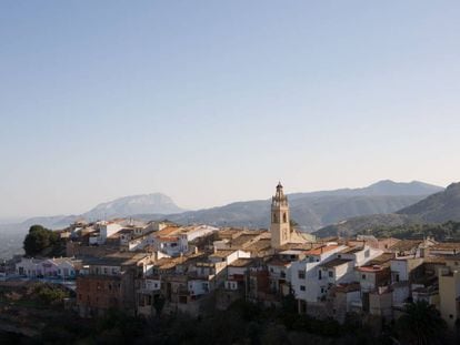 Vista de Campbell, pueblo encaramado sobre un cerro en el Vall de Laguar (Alicante). 