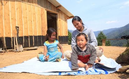 Shreejana Lama, de 27 años, con sus hijos frente a la casa provisional en la que viven después de que el terremoto de Nepal destruyera por completo la suya.