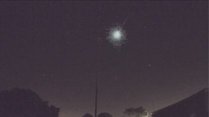 Momento en el que el fragmento del cometa 169P/NEAT cruza el cielo de Madrid, el 31 de julio de 2022.