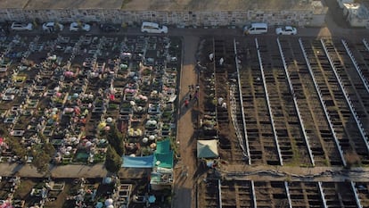 Vista aérea de un patio de tumbas situado en un cementerio de Santiago de Chile.