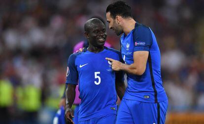 N'Golo Kante (5) charla con Rami en un partido de Francia.