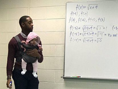 Nathan Alexander carga al bebé de Hayer durante la clase. (Twitter)