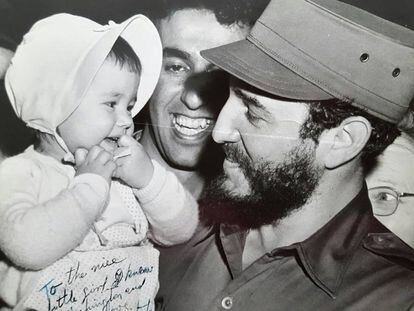 Fidel con un beb&eacute;, Sherry Santana, en Washington