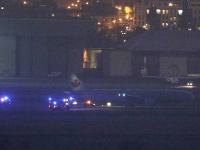 El avión de Air Canada, tras aterrizar en el aeropuerto madrileño. En vídeo, las imágenes de la ruta del avión hasta su llegada a Barajas.