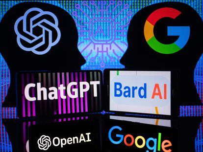 Los logos de ChatGPT, de OpenAi, y Bard, de Google en pantallas de móviles.