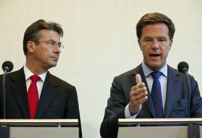 El primer ministro holandés, Mark Rutte (Der.) y el viceprimer ministro, Maxime Verhagen, ofrecen hoy una rueda de prensa en La Haya.