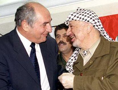 Faisal Huseini, a la izquierda, habla con su amigo el líder palestino, Yasir Arafat, en una reunión de Al Fatah, en 1999.