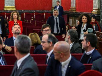 El presidente de la Generalitat, Quim Torra (fondo-2i), saluda a los doce líderes independentistas acusados por el proceso soberanista catalán que derivó en la celebración del 1-O y la declaración unilateral de independencia de Cataluña (DUI), en el banquillo del Tribunal Supremo, al inicio del juicio del "procés".
