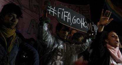 Manifestantes exhiben un cartel contra la FIFA en São Paulo.