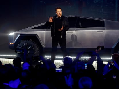 El director ejecutivo de Tesla, Elon Musk, presenta el Cybertruck en el estudio de diseño de Tesla en California, en 2019.