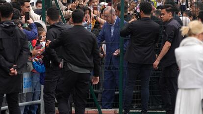El presidente de Turquía, Recep Tayyip Erdogan (en el centro, detrás de la valla), acudiendo a votar el 28 de mayo en Estambul.