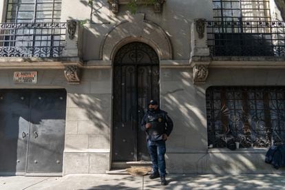 Un policía frente a la casa donde han sido asesinadas tres personas en Ciudad de México.