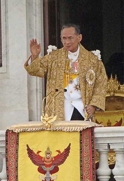 El rey de Tailandia saluda a la multitud de Bangkok el pasado junio