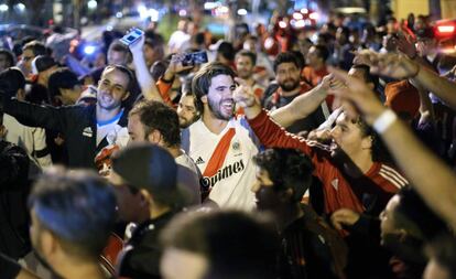 Hinchas de River Plate esperan la llegada de los jugadores al hotel de Lima donde esperarán el partido ante Flamengo.
