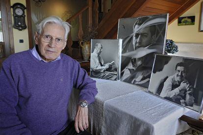 Baldomero Pestana, con fotos suyas de Neruda, Vargas Llosa y García Márquez, en la casa familiar de Bascuas (Lugo).