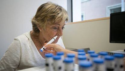 Una voluntaria durante el test de olfacci&oacute;n en la Fundaci&oacute;n Pasqual Maragall