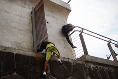 Jóvenes en la escollera de Melilla.