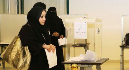 Una mujer espera, el s&aacute;bado, a depositar su voto en Riad. 