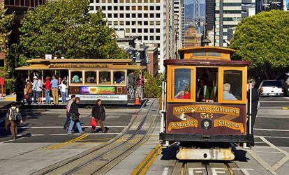 Cable Car circulando en San Francisco, California.