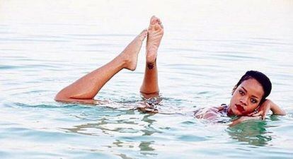 Rihanna, en el Mar Muerto.