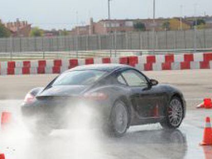 Un veh&iacute;culo de la marca Porsche realiza pruebas de conducci&oacute;n en un circuito.