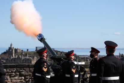 Miembros del 105 Regimiento de la Artillería Real disparan salvas de honor, este sábado, en el castillo de Edimburgo.