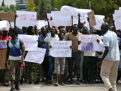 Varias personas se manifiestan en Salou por la muerte de un senegalés.