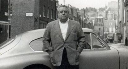 Edgar Neville y su Aston Martin, uno de sus coches más queridos.