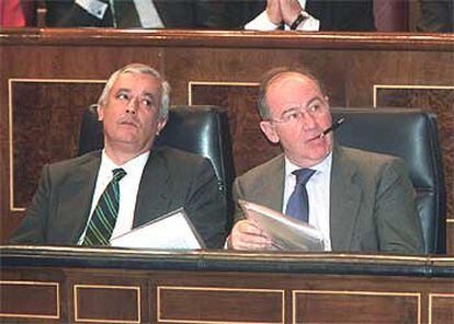 Rodrigo Rato (a la derecha), junto a , ayer en el Congreso.