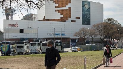 Una imagen la fachada del viejo cine IMAX en cuyo solar se instalará el Liceu Mar.
