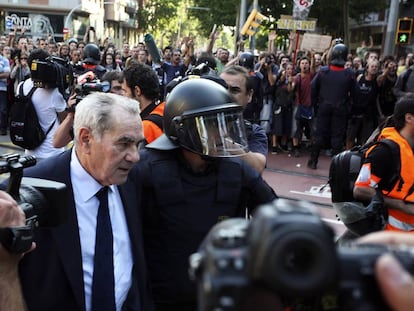 Ernest Maragall, del PSC, escuchado por los Mozos durante una concentración a las puertas del Parlamento  el 2011.