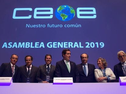 El presidente de CEOE, Antonio Garamendi, en el centro, rodeado de los vicepresidentes de la organización y el secretario general, José Alberto González-Ruiz.