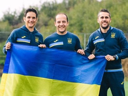 Lluís Cortés, seleccionador del equipo femenino de Ucrania, en el centro de la imagen; Jordi Escura a la izquierda.