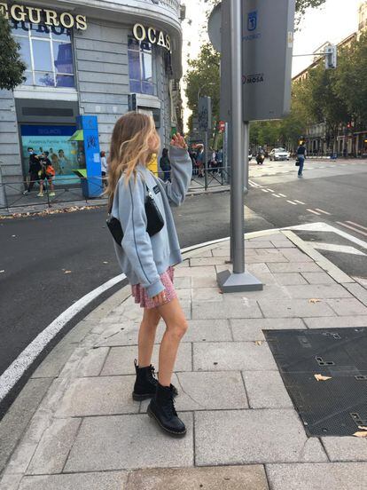 Martina Domínguez López-Rivadulla con sus recién estrenadas botas en el centro de Madrid.