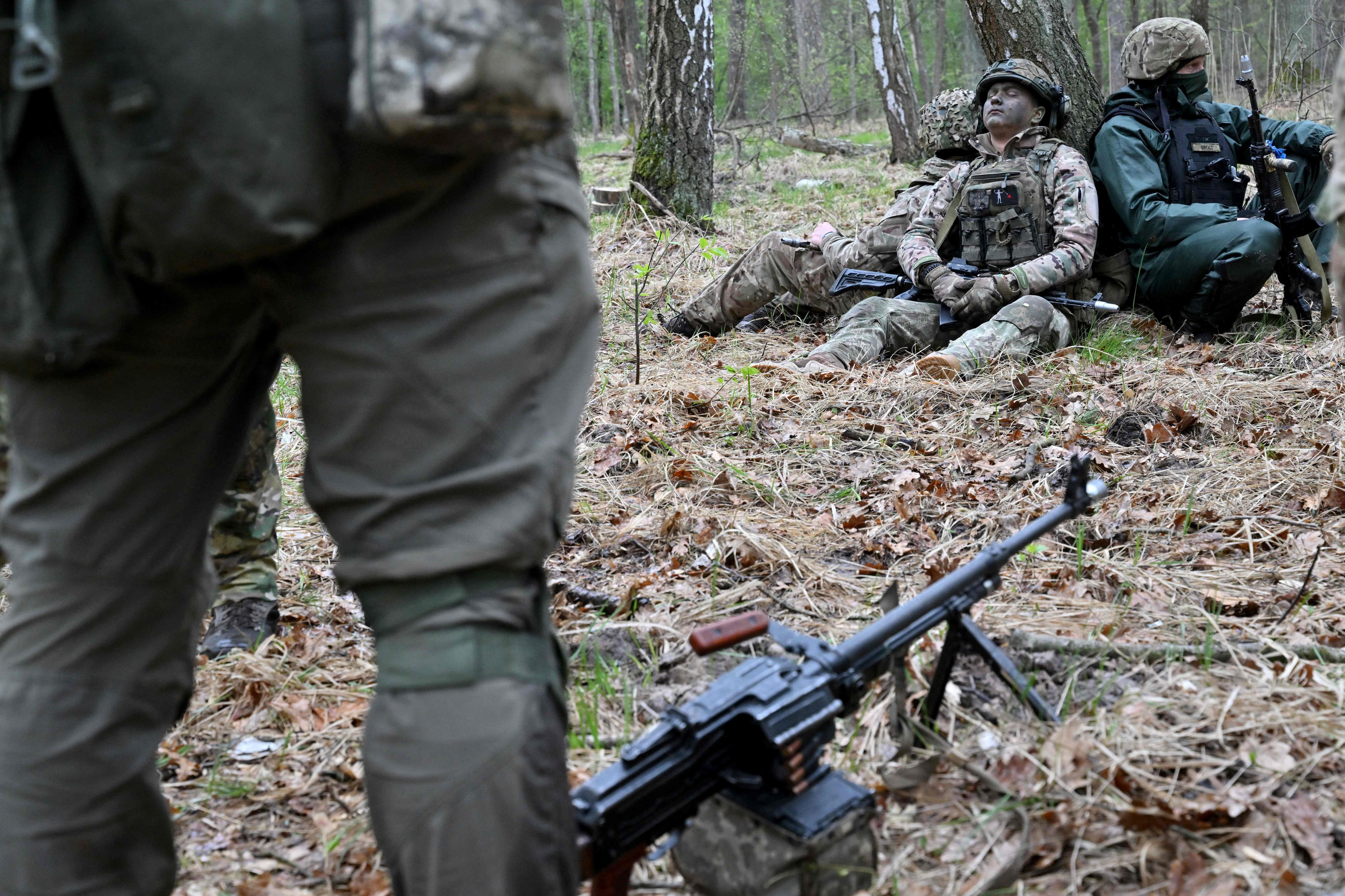 Soldados ucranios descansan durante un ejercicio militar a las afueras de Kiev, este jueves. 