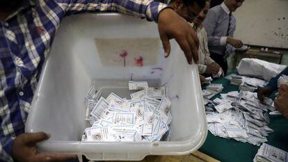 Un hombre lleva una urna con votos para el recuento en Egipto.