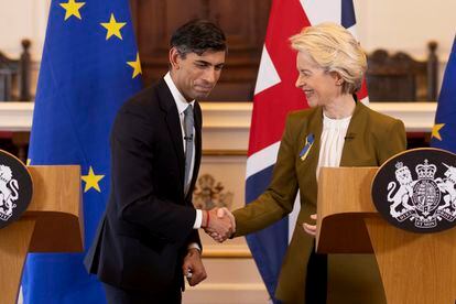El primer ministro del Reino Unido, Rishi Sunak, saluda a la presidenta de la Comisión Europea, Ursula von der Leyen, tras presentar este lunes el acuerdo para Irlanda del Norte.