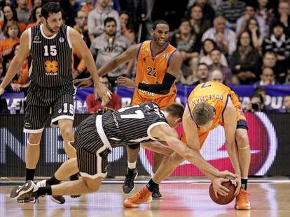Justin Doelman, a la derecha, lucha por el balón con Axel Hervelle.
