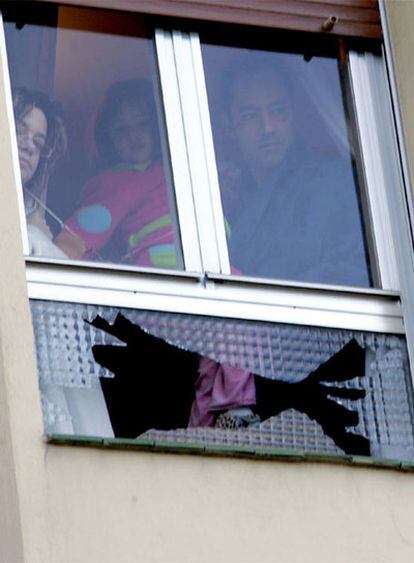 Vecinos afectados por la explosión de una bomba de ETA en Sestao, el pasado diciembre.