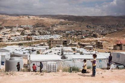 Varios niños sirios juegan en un asentamiento informal de la localidad libanesa de Arsal el pasado miércoles