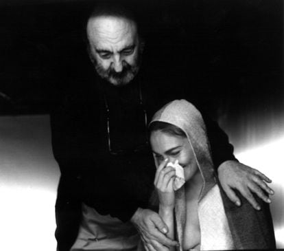 La modelo Laura Ponte es consolada por el director Leopoldo Pomés, tras romper a llorar al escuchar la música de Alejandro Sanz durante el rodaje del anuncio del cava Freixenet, el 1 de enero de 1998.