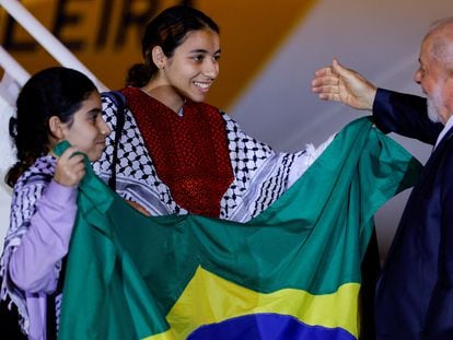 Lula da Silva, presidente de Brasil, recibe a los repatriados de Gaza, este lunes en Brasilia.