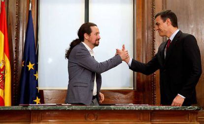 Pablo Iglesias i Pedro Sánchez se saluden després de firmar l'acord programàtic.