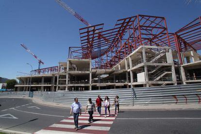 El edificio, en construcción, que debía albergar el centro comercial.
