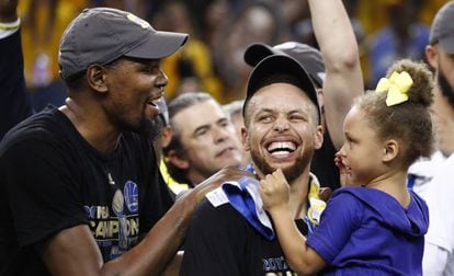 Kevin Durant, junto a Curry y su hija.