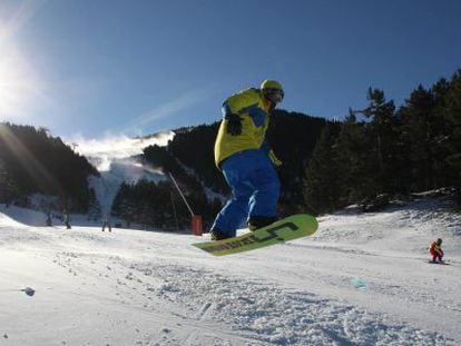 La nieve del Pirineo ya sue&ntilde;a con los JJ OO de Invierno. Un practicante de snow, en La Molina. 
