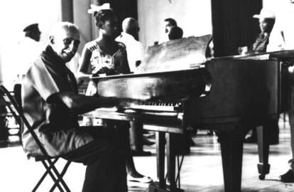 Rubén González, con su piano.