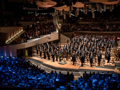 Kirill Petrenko (junto al podio, con un ramo de flores) y la Filarmónica de Berlín tras interpretar el pasado 26 de agosto la 'Séptima Sinfonía' de Mahler en el concierto inaugural de la temporada 2022-2023 en la Philharmonie de la capital alemana.